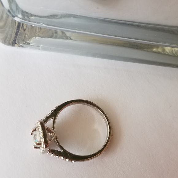 Beautiful white Crystal Zircon engagement ring! - Picture 5 of 7